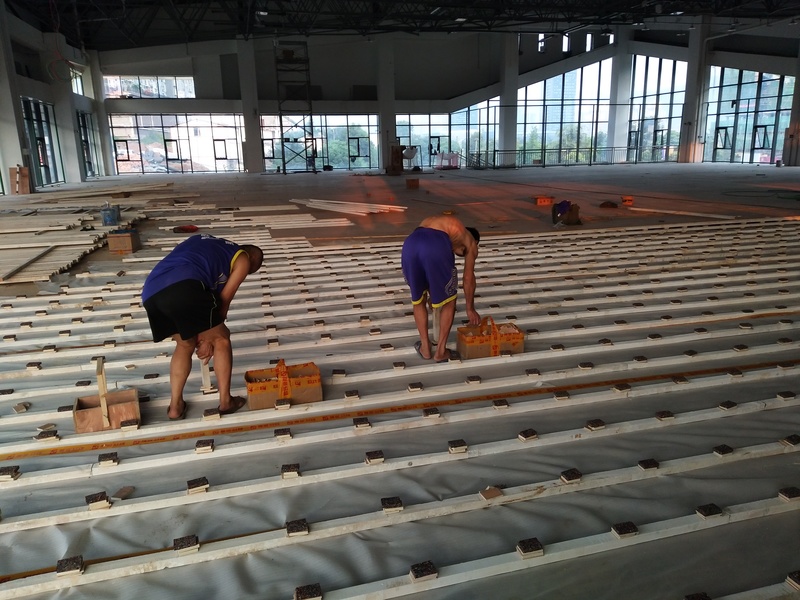 四川宜宾市临港较好的实验学校羽毛球馆运动木地板施工案例1