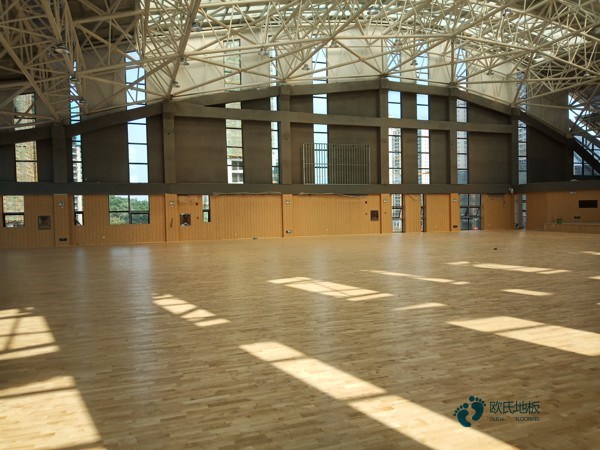 松木篮球地板如何保洁
