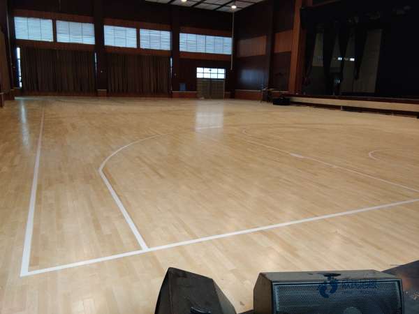 松木运动场馆地板安装公司