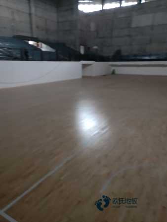 松木运动场地地板清洁保养