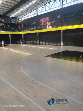 枫木篮球体育木地板如何保洁