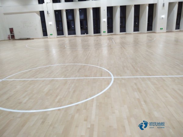 枫木运动篮球地板如何保洁