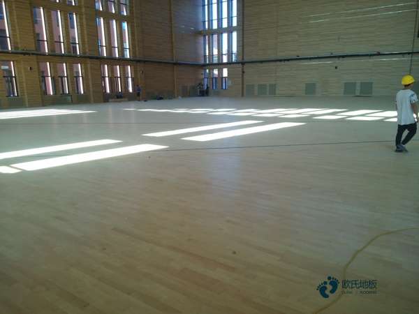 枫桦木篮球场地地板保养方法