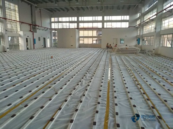 单龙骨篮球场地木地板保养方法