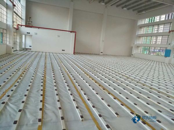 单龙骨篮球场地木地板保养方法