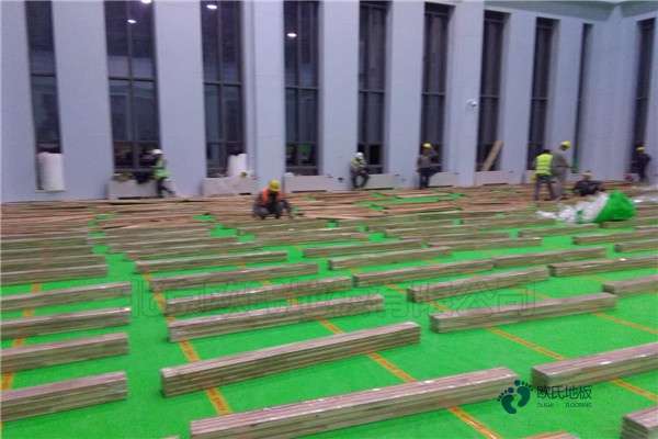 那里有运动体育地板较低价格
