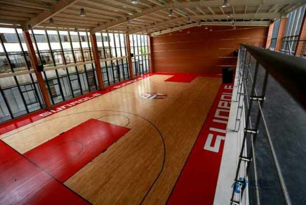 那有篮球运动木地板能健身吗