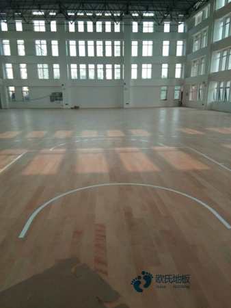 中学运动馆木地板施工团队3