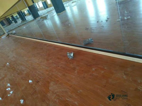 中学运动馆木地板施工团队2