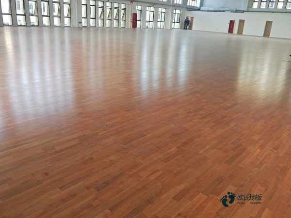 小学运动场木地板施工团队1