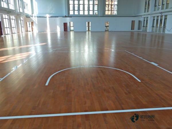 小学运动场木地板施工团队3