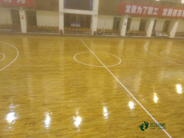 学校篮球场地地板如何选1
