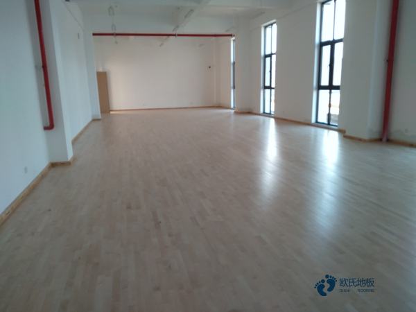 小学运动场馆地板施工团队3