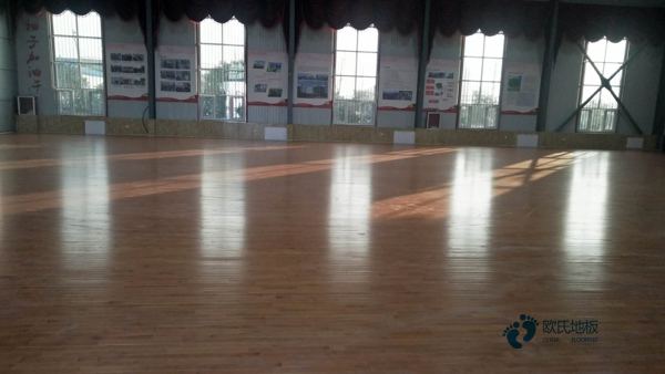 悬浮篮球运动木地板清洁方法