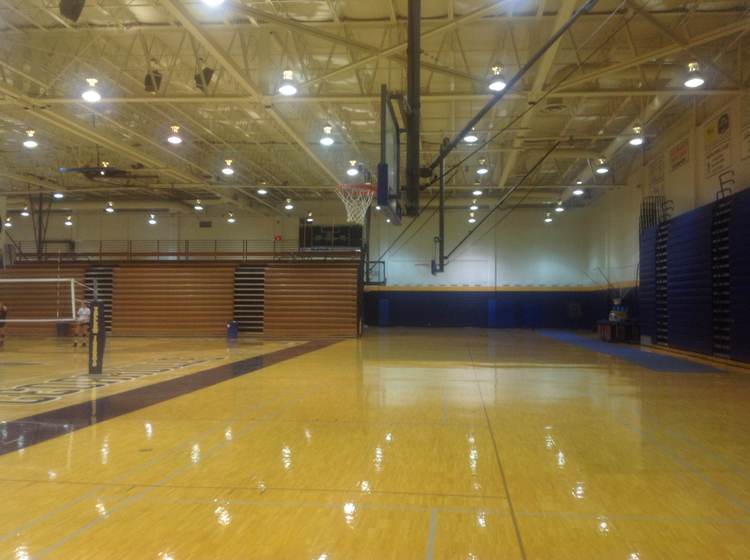 篮球场木地板翻新怎么看