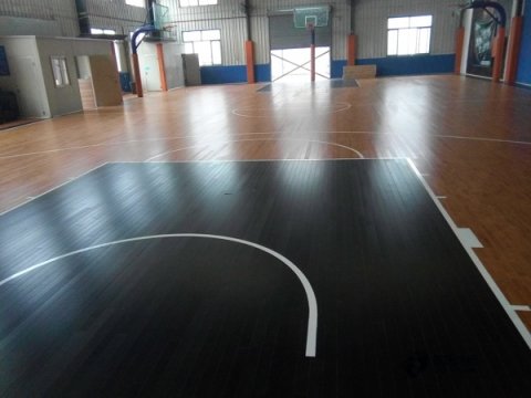 大学运动场地地板施工队
