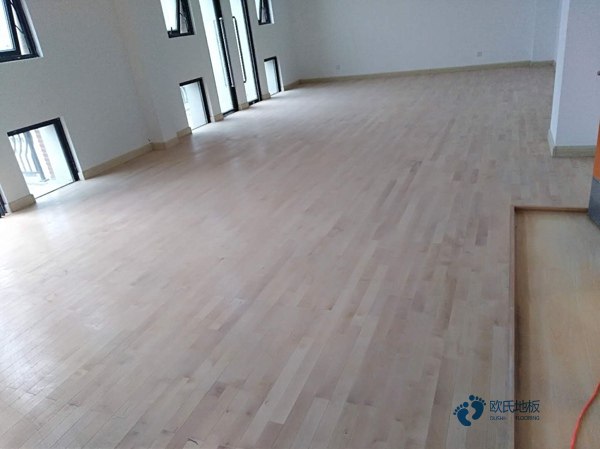 悬浮篮球运动木地板很滑怎么办