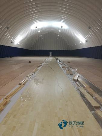 校园篮球体育木地板施工队2
