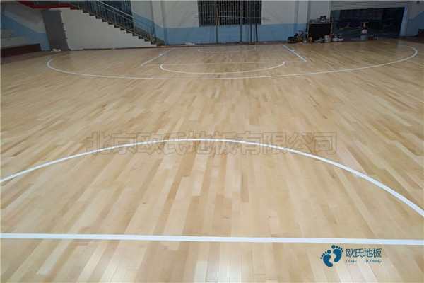 校园篮球体育木地板施工队1