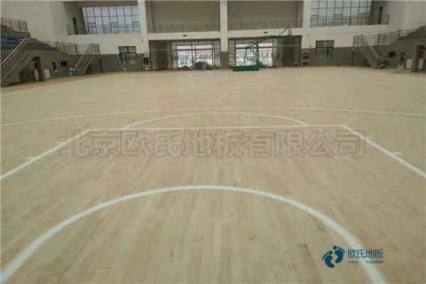 学校篮球场馆木地板的变形量