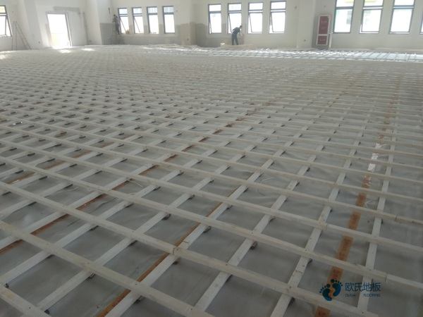 国产体育场木地板施工队1