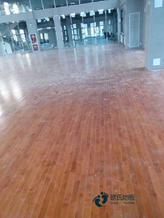 国产体育场木地板施工队3