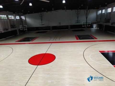 大学篮球运动木地板施工队