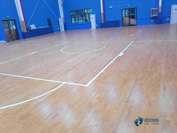 大学篮球地板施工队3