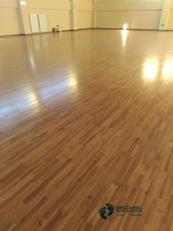 双层龙骨运动场木地板如何保养2